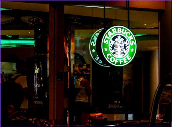Leading the Starbucks Way: 5 Principles for Connecting with Your Customers